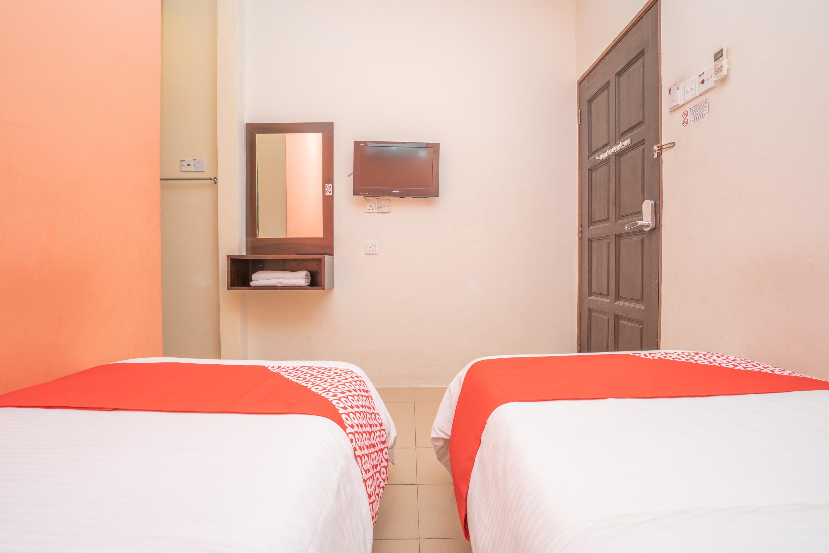 Oyo 44078 The Island Hotel Kampong Pasir Bogak Esterno foto