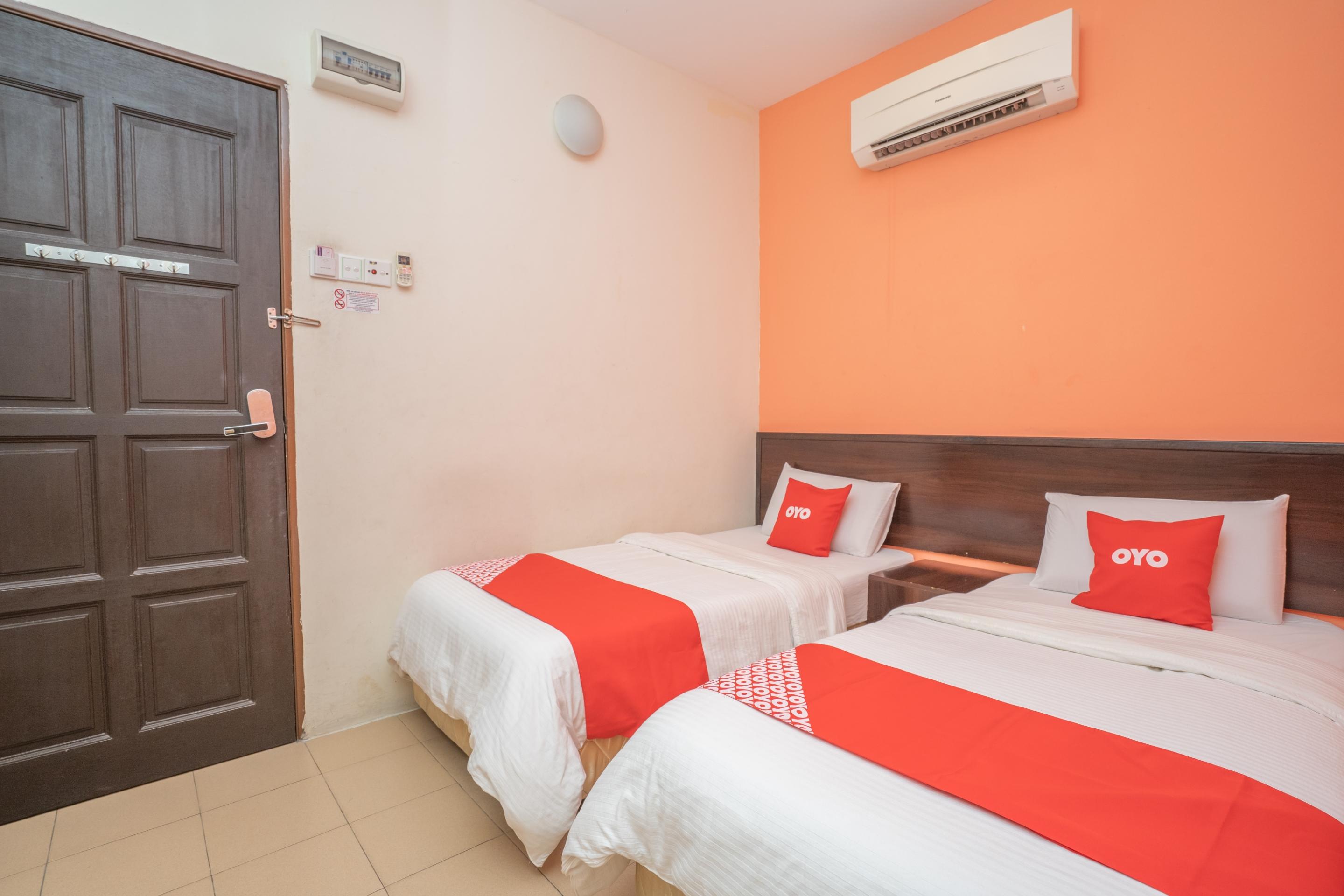Oyo 44078 The Island Hotel Kampong Pasir Bogak Esterno foto