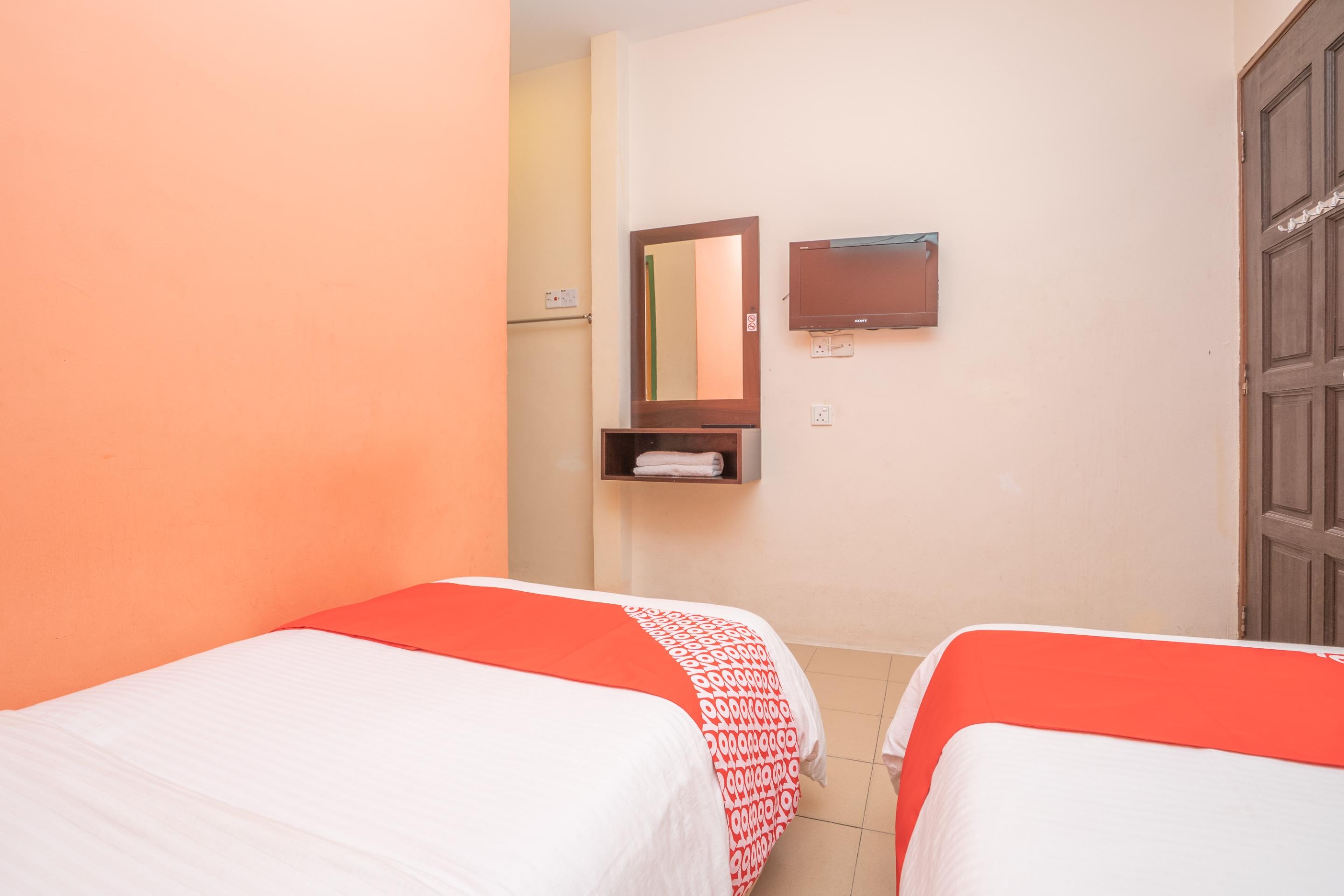 Oyo 44078 The Island Hotel Kampong Pasir Bogak Esterno foto