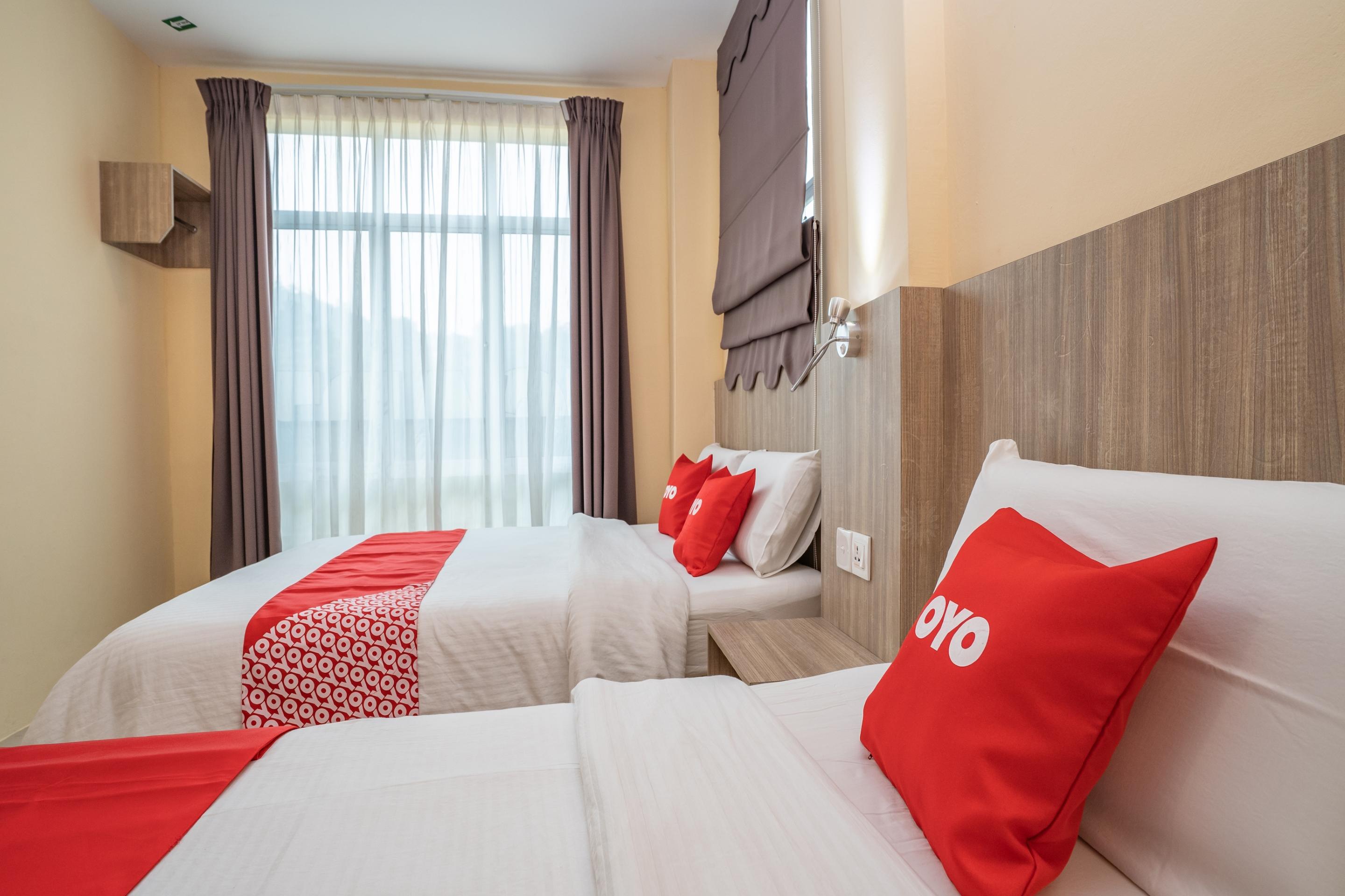 Oyo 44078 The Island Hotel Kampong Pasir Bogak Esterno foto