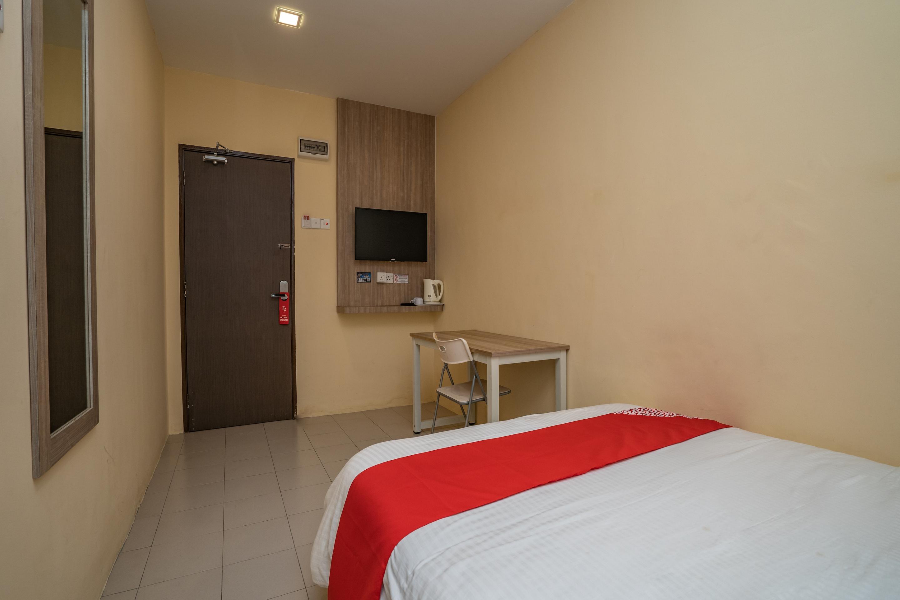 Oyo 44078 The Island Hotel Kampong Pasir Bogak Esterno foto