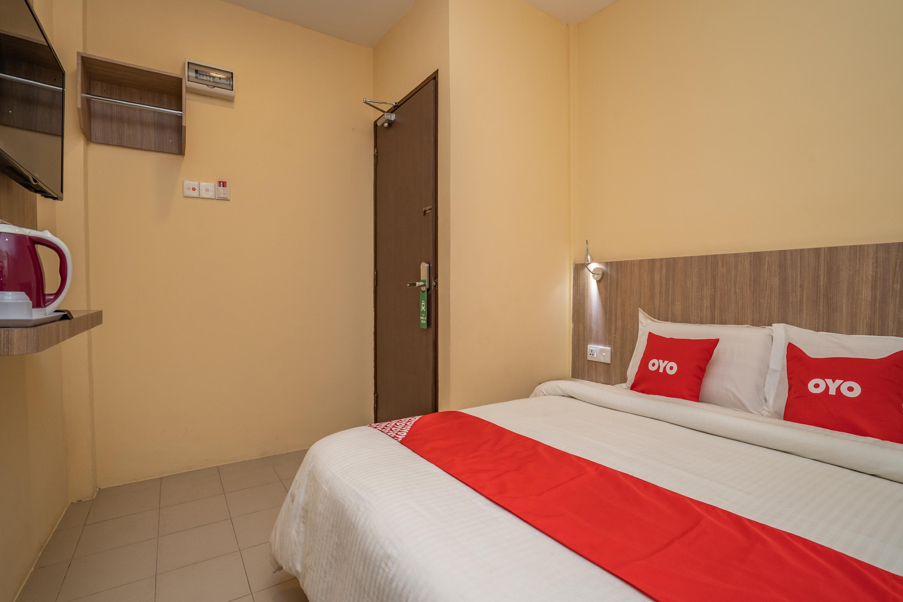 Oyo 44078 The Island Hotel Kampong Pasir Bogak Esterno foto