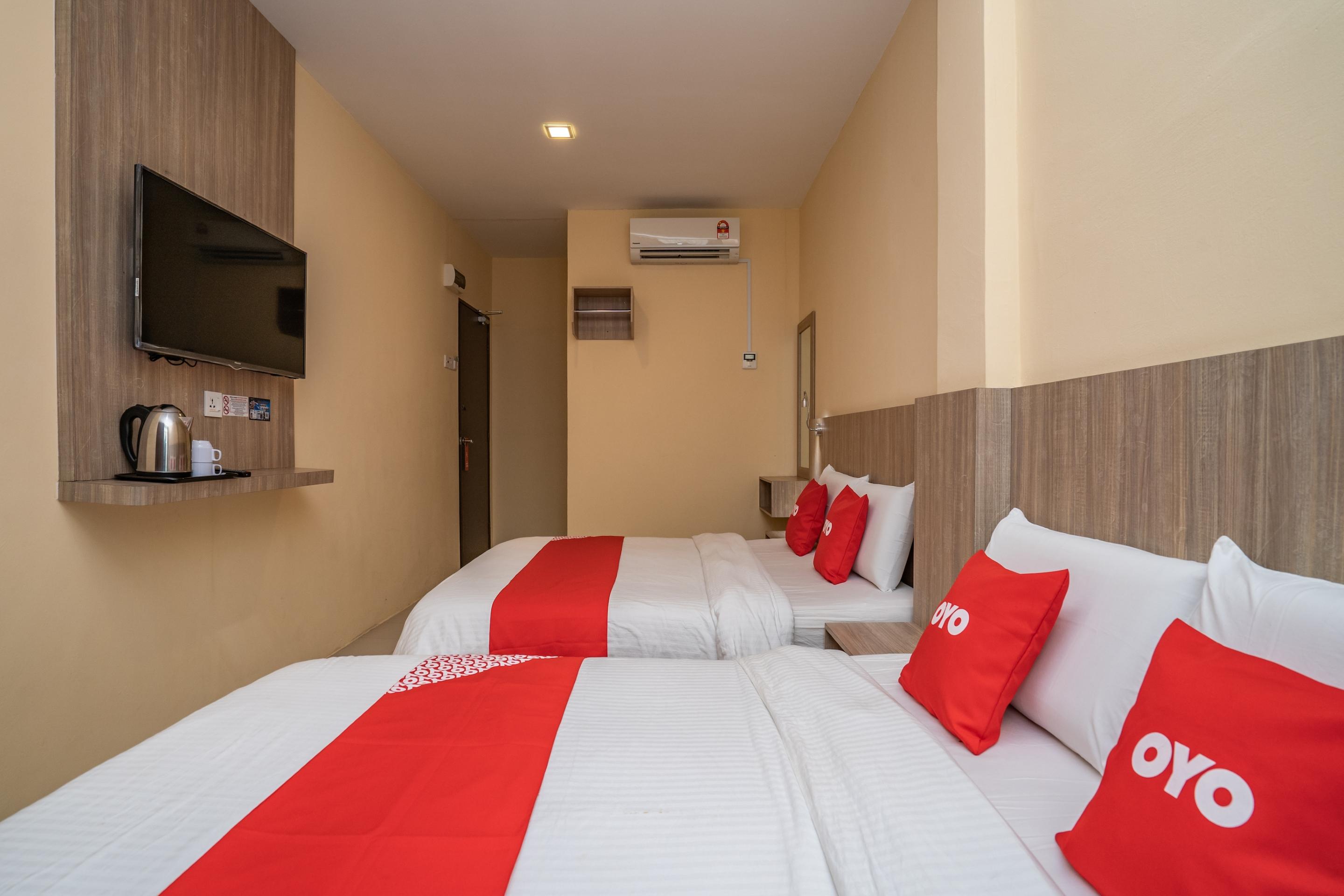 Oyo 44078 The Island Hotel Kampong Pasir Bogak Esterno foto