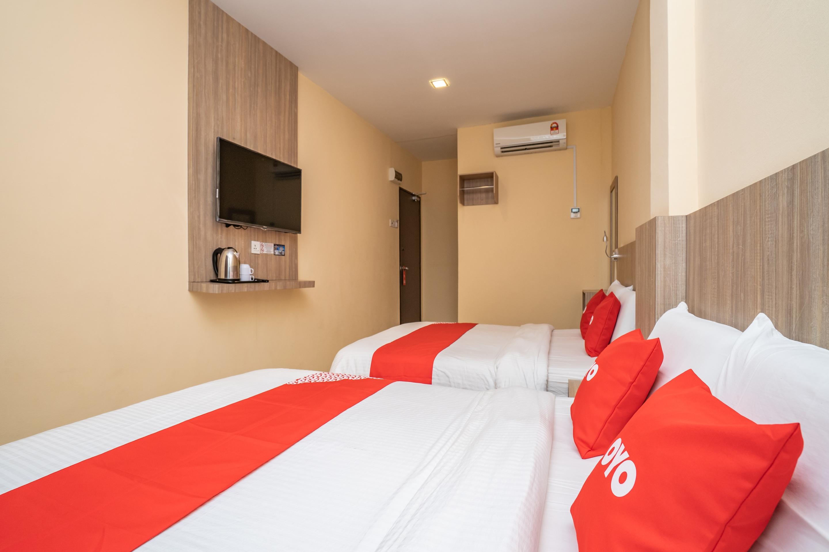 Oyo 44078 The Island Hotel Kampong Pasir Bogak Esterno foto