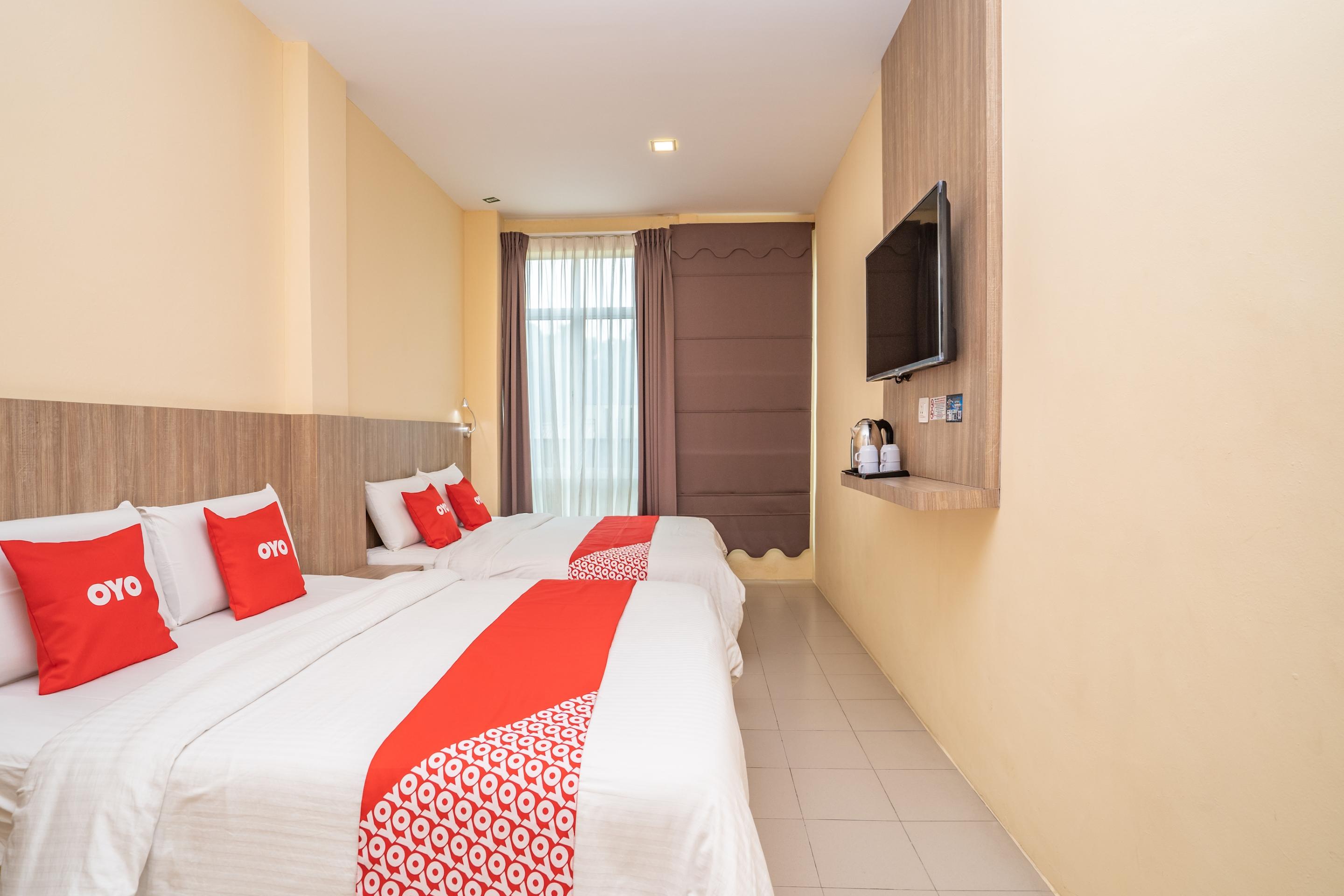 Oyo 44078 The Island Hotel Kampong Pasir Bogak Esterno foto