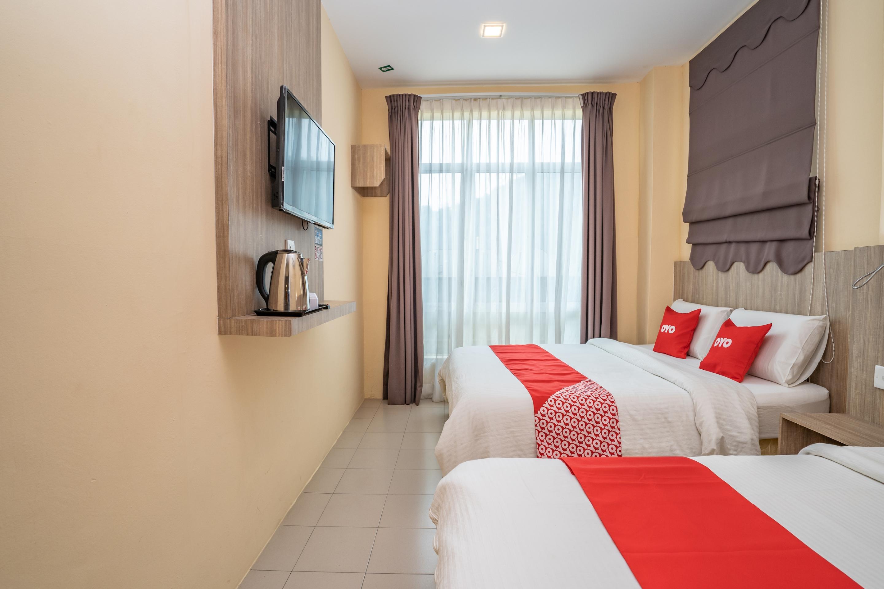 Oyo 44078 The Island Hotel Kampong Pasir Bogak Esterno foto