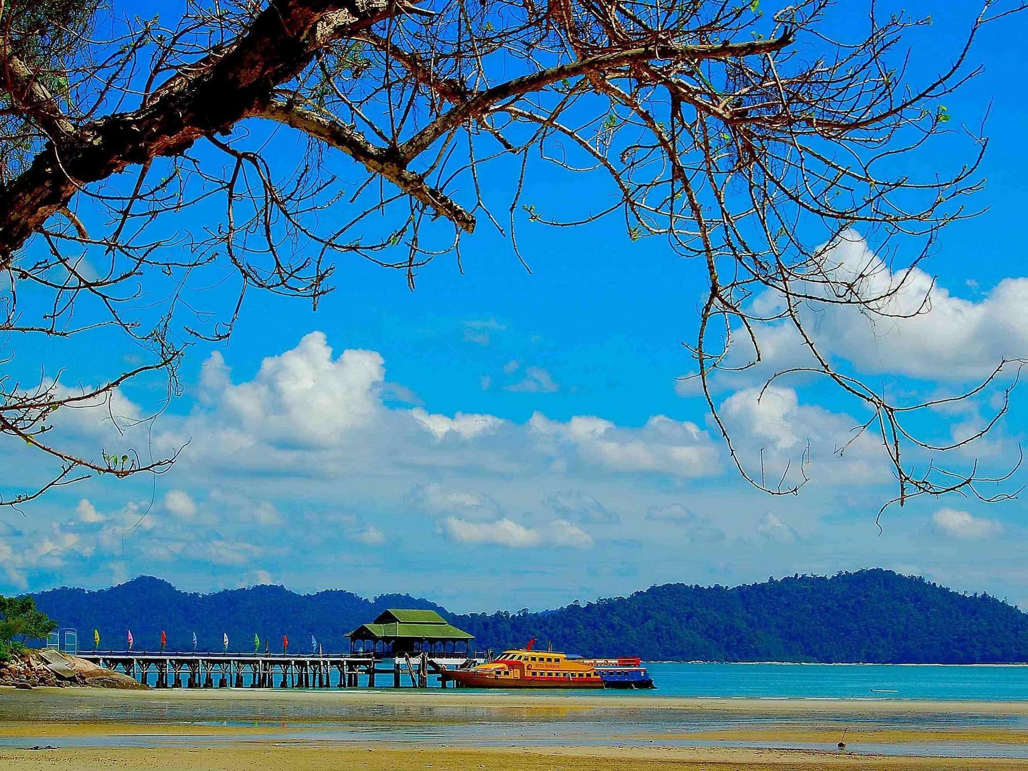 Oyo 44078 The Island Hotel Kampong Pasir Bogak Esterno foto