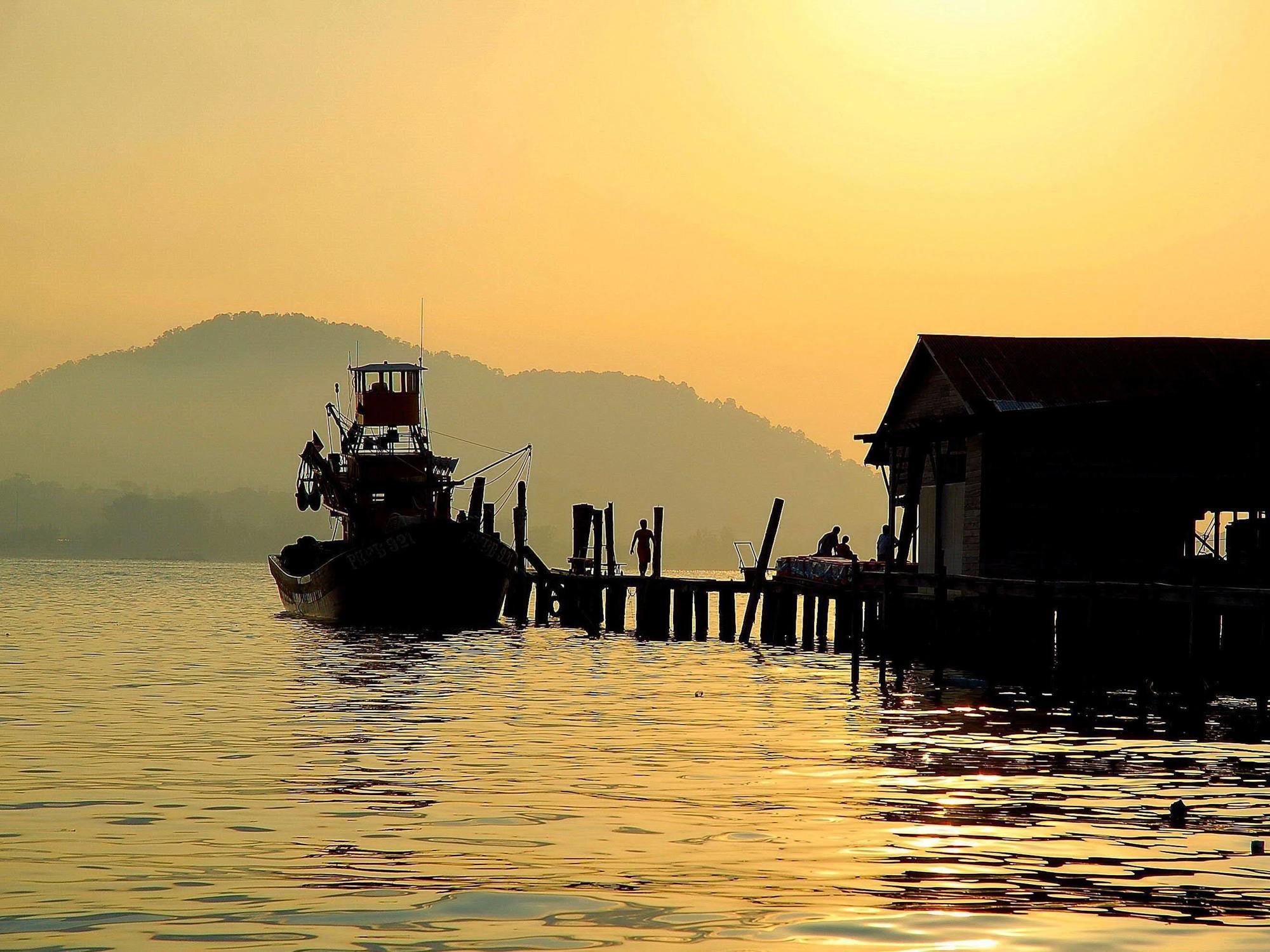 Oyo 44078 The Island Hotel Kampong Pasir Bogak Esterno foto