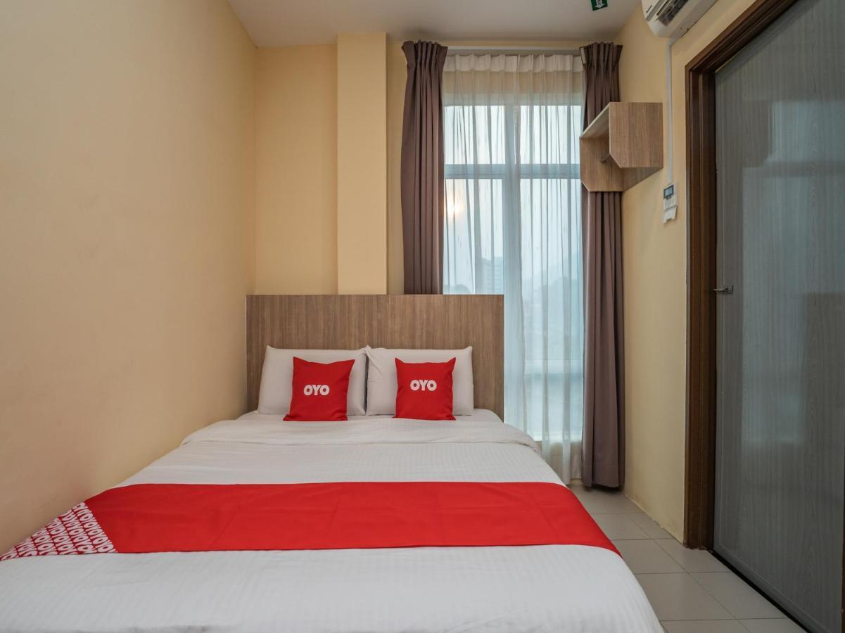 Oyo 44078 The Island Hotel Kampong Pasir Bogak Esterno foto