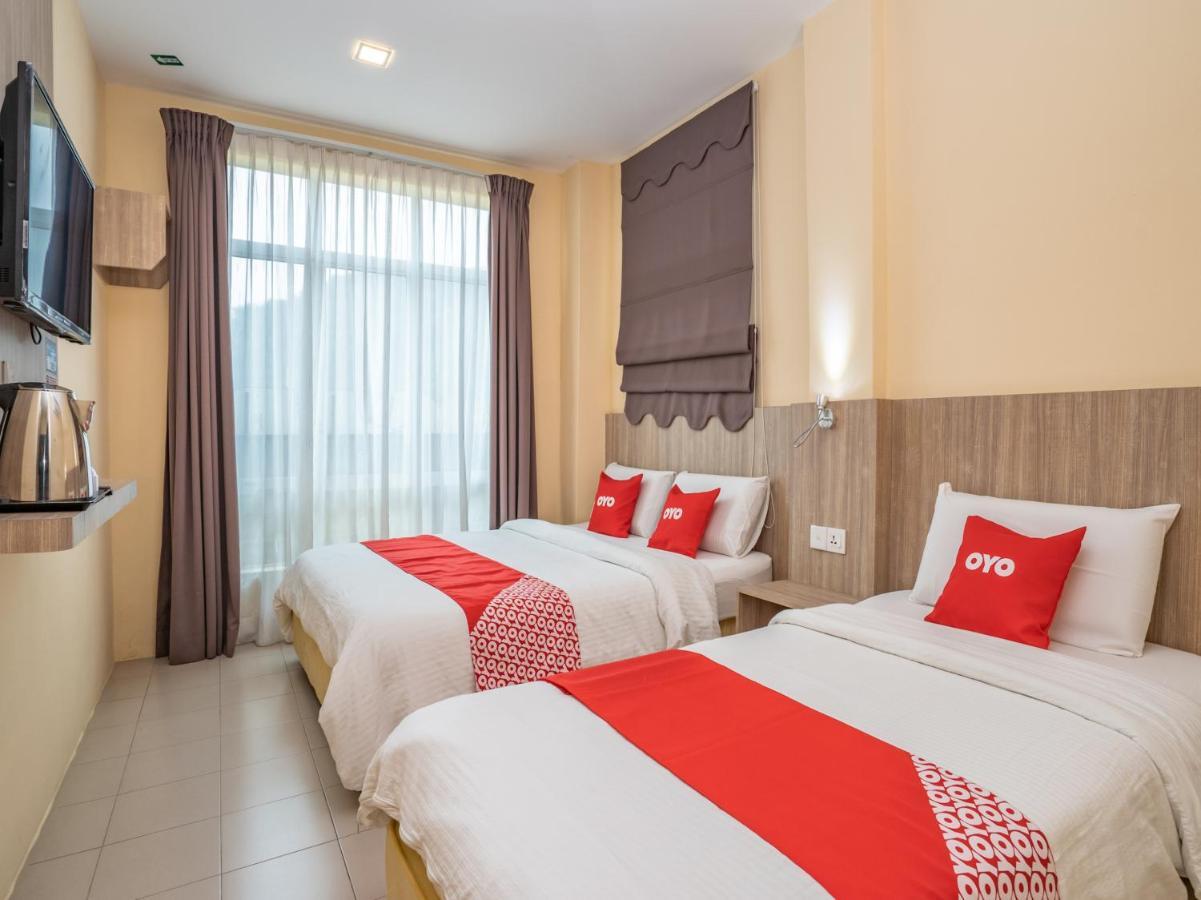 Oyo 44078 The Island Hotel Kampong Pasir Bogak Esterno foto